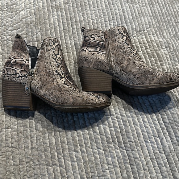 Boutique by Corky’s faux Snakeskin zip-up booties - Picture 2 of 6